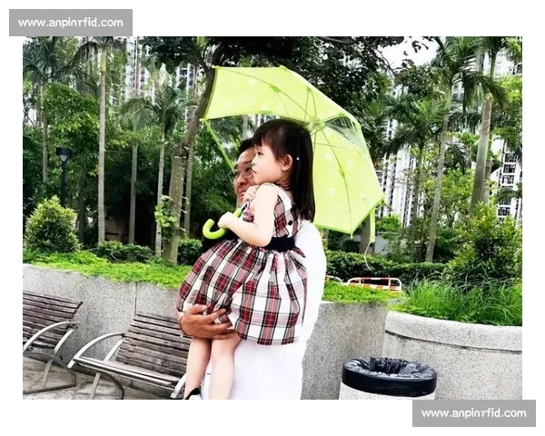 尔冬升女友晒 9 岁女儿近照:萌娃从容应对粉丝,“片场暴君” 变身慈父